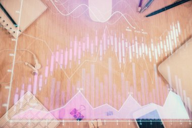 Forx grafik hologramının telefonlu masaüstü üzerinde çoklu pozlandırılması. Üst Manzara. Mobil ticaret platformu kavramı.