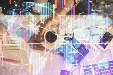 Kadın ve erkeğin birlikte çalışması ve iş temalı hologram çizimi. Bilgisayar arkaplanı. Üst Görünüm.