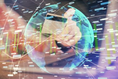 Elinde kredi kartı ve internet temalı bir çizim olan bir adamın ellerine iki kez maruz kalmış. Dijital fintech ve E-ticaret kavramı.