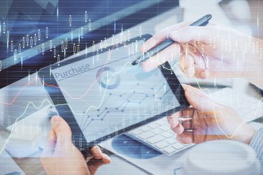 Bir adamın elini tutarken ve bir telefon ve finansal çizim kullanırken çift pozlama. Pazar analizi kavramı.