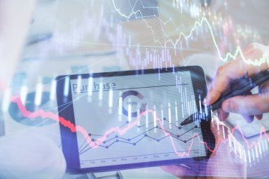 Bir adamın elini tutarken ve bir telefon ve finansal çizim kullanırken çift pozlama. Pazar analizi kavramı.