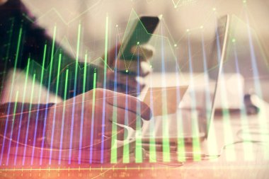 Bir adamın elini tutarken ve bir telefon ve mali grafik çizimi kullanırken çift pozlama. Analiz kavramı.