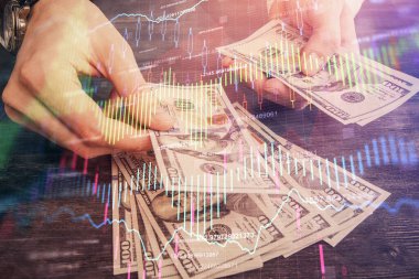 Finansal grafiğe çoklu pozlama hologram, Amerikan dolarları ve insan eli. Analiz kavramı.