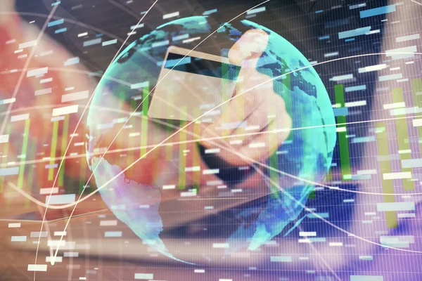 Elinde kredi kartı ve internet temalı bir çizim olan bir adamın ellerine iki kez maruz kalmış. Dijital fintech ve E-ticaret kavramı.