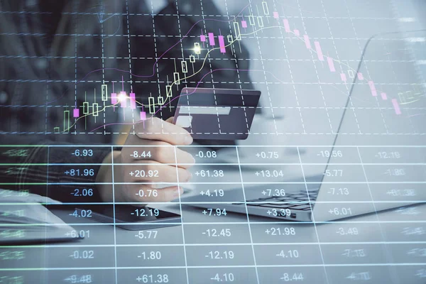 İnternetten alışveriş yapan kadının elinde kredi kartı ve mali grafik çizimi var. Borsa E-ticaret kavramı.