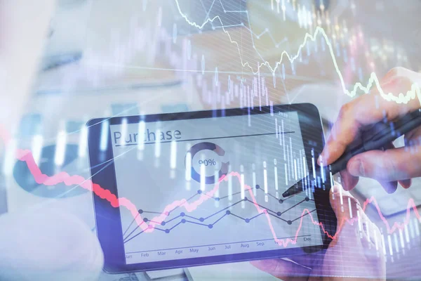 Bir adamın elini tutarken ve bir telefon ve finansal çizim kullanırken çift pozlama. Pazar analizi kavramı.