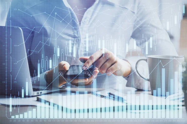 Ön x çizelgesine çift pozlama, hologram çizimi ve cep telefonu kullanan bir kadın. Finansal piyasa kavramı.