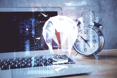 Bilgisayar ofisinde ampul simgesi hologramıyla birlikte. Çifte maruziyet. Fikir kavramı.