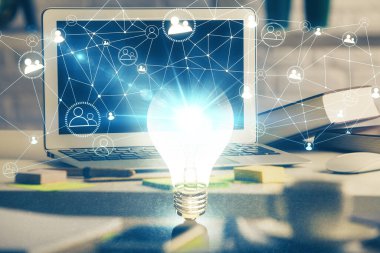 Bilgisayar ofisinde ampul simgesi hologramıyla birlikte. Çifte maruziyet. Fikir kavramı.