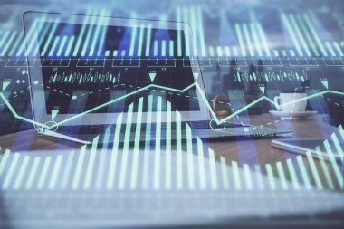 Bilgisayar ve teknoloji temalı holograma çifte maruz kalma. Serbest çalışma kavramı.