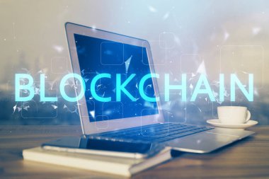 Blockchain temalı holograma ve bilgisayar arkaplanlı masaya çoklu maruz kalma. Bitcoin şifreleme para birimi kavramı.