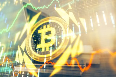 Blockchain temalı holograma ve bilgisayar arkaplanlı masaya çoklu maruz kalma. Bitcoin şifreleme para birimi kavramı.