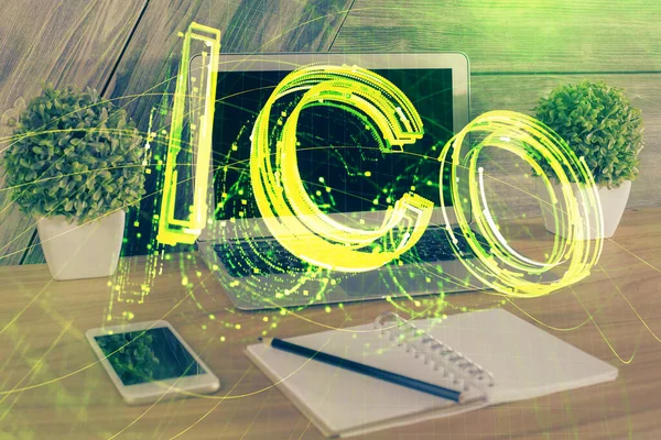 Blockchain temalı holograma ve bilgisayar arkaplanlı masaya çift pozlama. Bitcoin şifreleme para birimi kavramı.