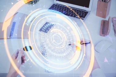 Teknoloji temalı hologramlar, arka plan notları alan kadınların elleri üzerinde. Teknoloji kavramı. Çift pozlama
