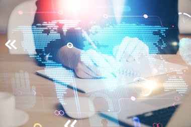 Dünya haritası hologramı ve veri tema simgeleriyle notlar alan ellerin çifte pozlanması. Küresel bilgisayar verisi kavramı.