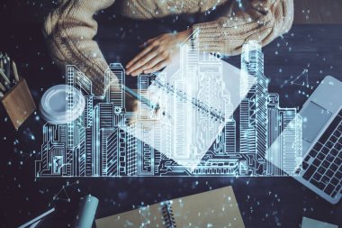 Not defterine el yazısının üzerini çiziyor. Ezik ev kavramı. Çoklu pozlama