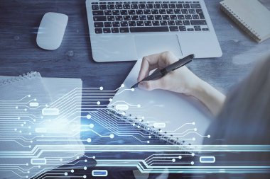Veri çözeltisi hologramı ile arka plan üzerine yazılan ellere çoklu maruz kalma. Teknoloji konsepti.