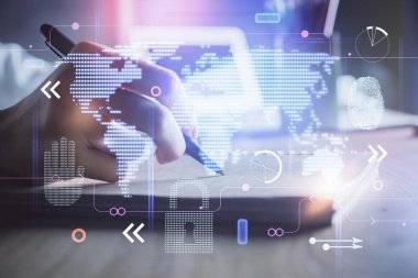 Dünya haritası hologramı ve veri tema simgeleriyle notlar alan ellerin çifte pozlanması. Uluslararası ağ verilerinin kavramı.