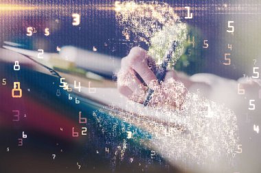 Teknik temalı hologram, arka plan notları alan kadınların eline göre daha üstün. Yüksek teknoloji kavramı. Çift pozlama