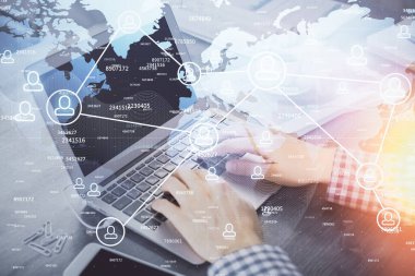 Sosyal ağ temalı hologramda iş adamı arka planda bilgisayar üzerinde çalışıyor. Dünya çapında ağ kavramı. Çift pozlama.