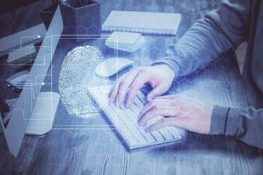 Arka planda bilgisayar üzerinde çalışan iş adamı ile parmak izi hologramı. Güvenlik kavramı. Çift pozlama.