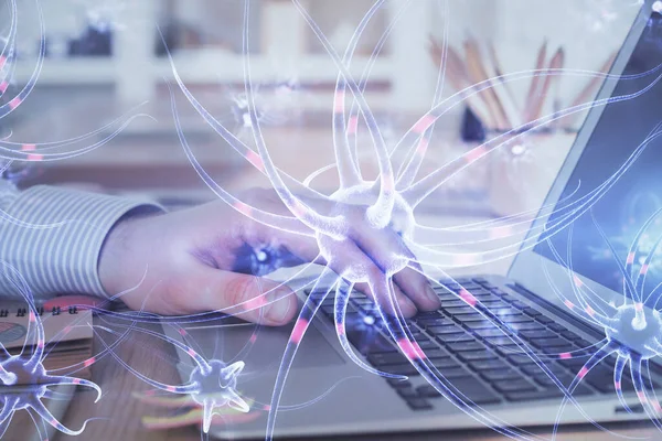 Nöron hologramı, arka planda bilgisayarla çalışan bir adam. Eğitim konsepti. Çift pozlama.