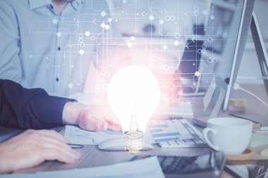 Arkaplanda bilgisayar üzerinde çalışan iş adamıyla birlikte büyüyen oklar. Başarı konsepti. Çift pozlama.