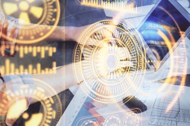 Teknoloji temalı hologramda arka planda çalışan bir adam var. Yüksek teknoloji konsepti. Çoklu pozlama.