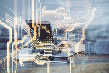 Teknoloji temalı hologramda arka planda çalışan bir adam var. Yüksek teknoloji konsepti. Çoklu pozlama.