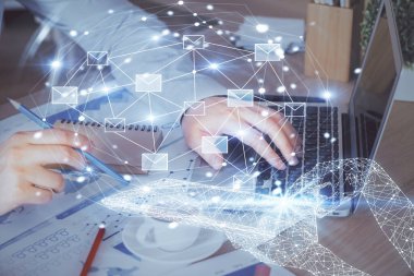 İş adamlarının arka planda bilgisayar üzerinde çalıştığı hologramlar. E-posta konsepti. Çoklu pozlama.