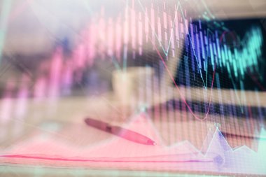 Finansal grafik çizimleri ve açık defter arkaplanı olan bir masa. Önx pazarı kavramı