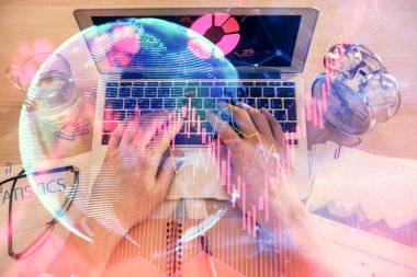 İnsan elinin bilgisayar klavyesi ve iş temalı hologram çiziminin üzerine iki kez yazı yazması. Üst Manzara. Finans piyasası kavramı.