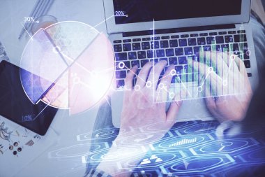 Dizüstü bilgisayarda klavye ve forx grafik hologram çizimlerini yazarken çift pozlama. Üst Manzara. Finans piyasası kavramı.