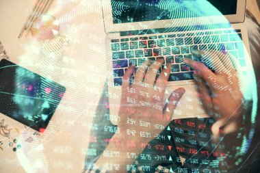 İnsan elinin bilgisayar klavyesi ve iş temalı hologram çiziminin üzerine iki kez yazı yazması. Üst Manzara. Finans piyasası kavramı.