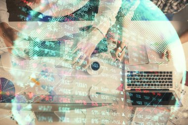 Kadın ve erkeğin birlikte çalışması ve iş temalı hologram çizimi. Bilgisayar arkaplanı. Üst Görünüm.