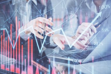 Birlikte çalışan kadın ve erkeğin birden fazla pozu ve finansal grafik hologramı. İş konsepti. Bilgisayar arkaplanı.