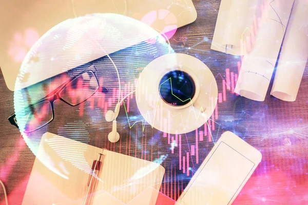 Masaüstü arkaplanındaki bilgisayarın üzerinde iş temalı hologram çizimleri. Üst Manzara. Çoklu maruz kalma. Uluslararası bağlantılar kavramı.