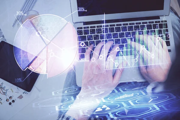 Dizüstü bilgisayarda klavye ve forx grafik hologram çizimlerini yazarken çift pozlama. Üst Manzara. Finans piyasası kavramı.