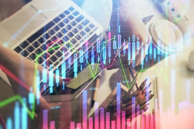 İşkadını ellerinin bilgisayar ve finansal grafik hologramı çizimlerinde çifte pozlama. Borsa analizi kavramı.