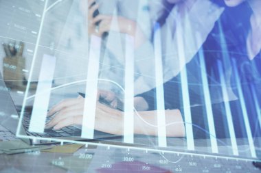 Bilgisayarda ve finansal grafik hologramında yazı yazan kadın ellerine çoklu maruz kalma. Borsa analizi kavramı.