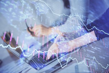 Bilgisayarda ve finansal grafik hologramında yazı yazan kadın ellerine çok maruz kalmış. Borsa analizi kavramı.