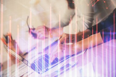 Bilgisayarda ve finansal grafik hologramında yazı yazan kadın ellerine çok maruz kalmış. Borsa analizi kavramı.