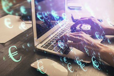 Bilgisayarda ve ön x grafik hologram çiziminde kadın eli yazarken çift pozlama. Borsa yatırım kavramı.