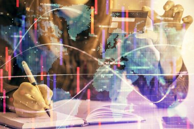 İnternetten alışveriş yapan bir kadının elinde kredi kartı ve finansal tema çizimi var. İş E-ticaret kavramı.