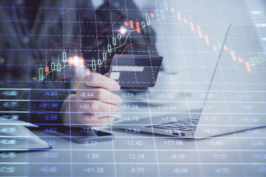 İnternetten alışveriş yapan kadının elinde kredi kartı ve mali grafik çizimi var. Borsa E-ticaret kavramı.