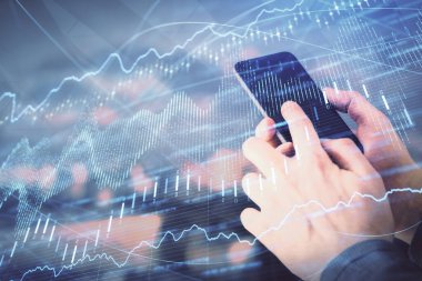 Bir adamın elini tutarken ve dijital bir cihaz ve ön grafik çizimi kullanırken çift pozlama. Finansal piyasa kavramı.