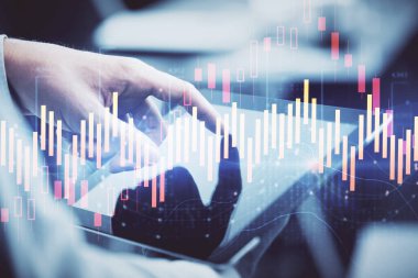 Bir adamın el ele tutuşması ve telefon ve finansal çizim kullanması. Pazar analizi kavramı.