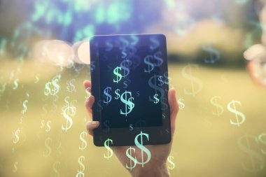 Ön x çizelgesine çift pozlama, hologram çizimi ve cep telefonu kullanan bir kadın. Finansal piyasa kavramı.
