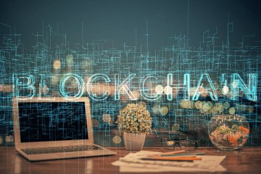Blockchain temalı holograma ve bilgisayar arkaplanlı masaya çift pozlama. Bitcoin şifreleme para birimi kavramı.