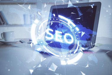 Bilgisayar ve seo çizim hologramı olan çok katmanlı bir tablo. Arama optimizasyon kavramı.